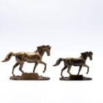 To bronze hestefigurer i forskellige størrelser