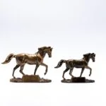 To bronze hestefigurer i forskellige størrelser