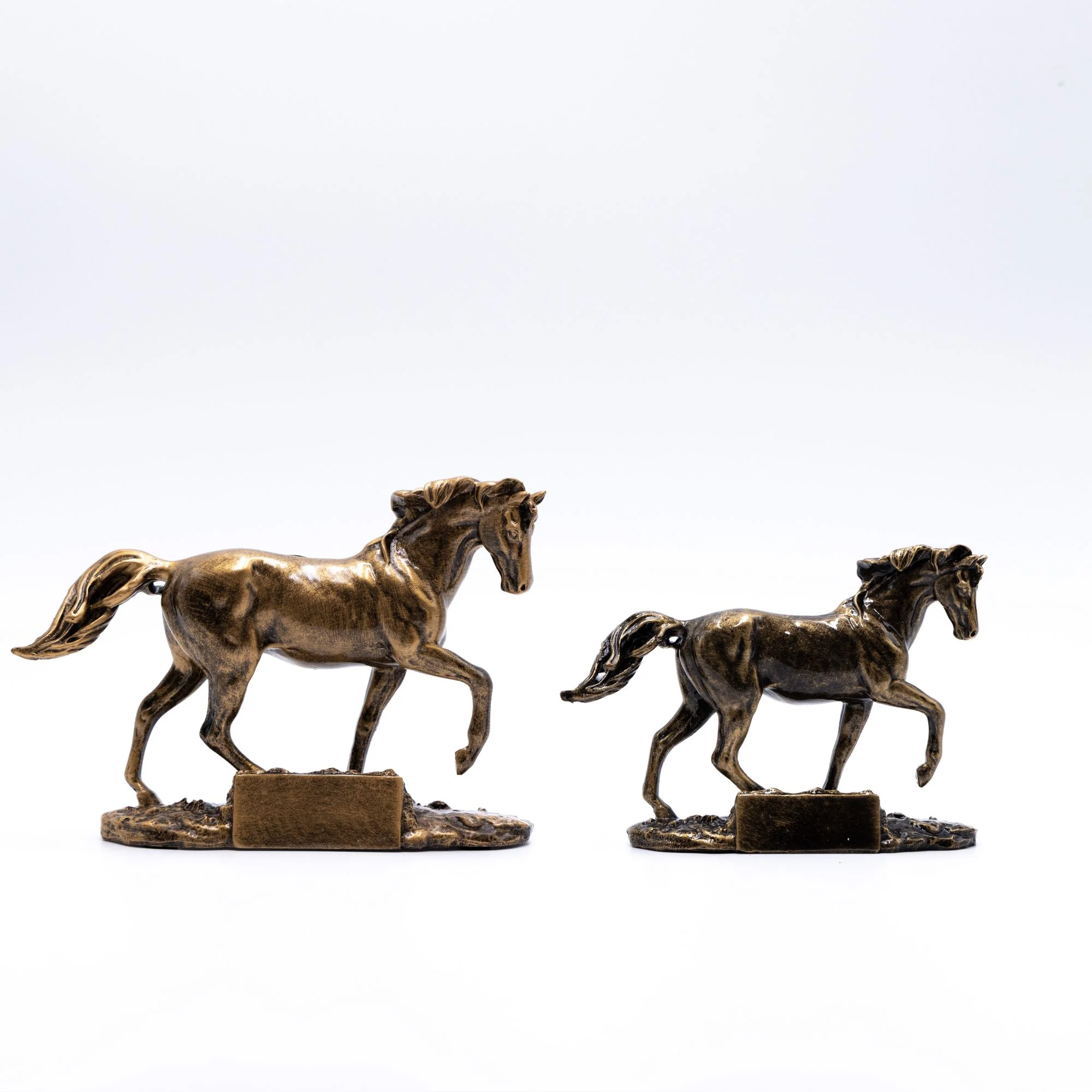 To bronze hestefigurer i forskellige størrelser