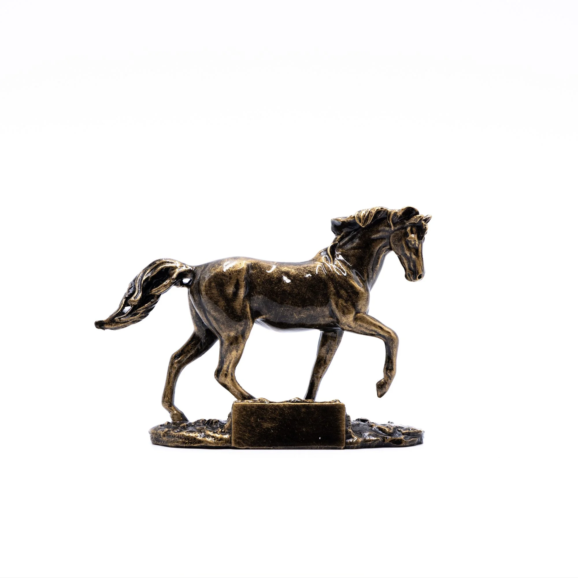 Bronzestatue af hest på hvid baggrund.