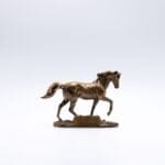 Bronzeskulptur af galopperende hest på piedestal