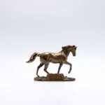 Bronzeskulptur af galopperende hest på piedestal