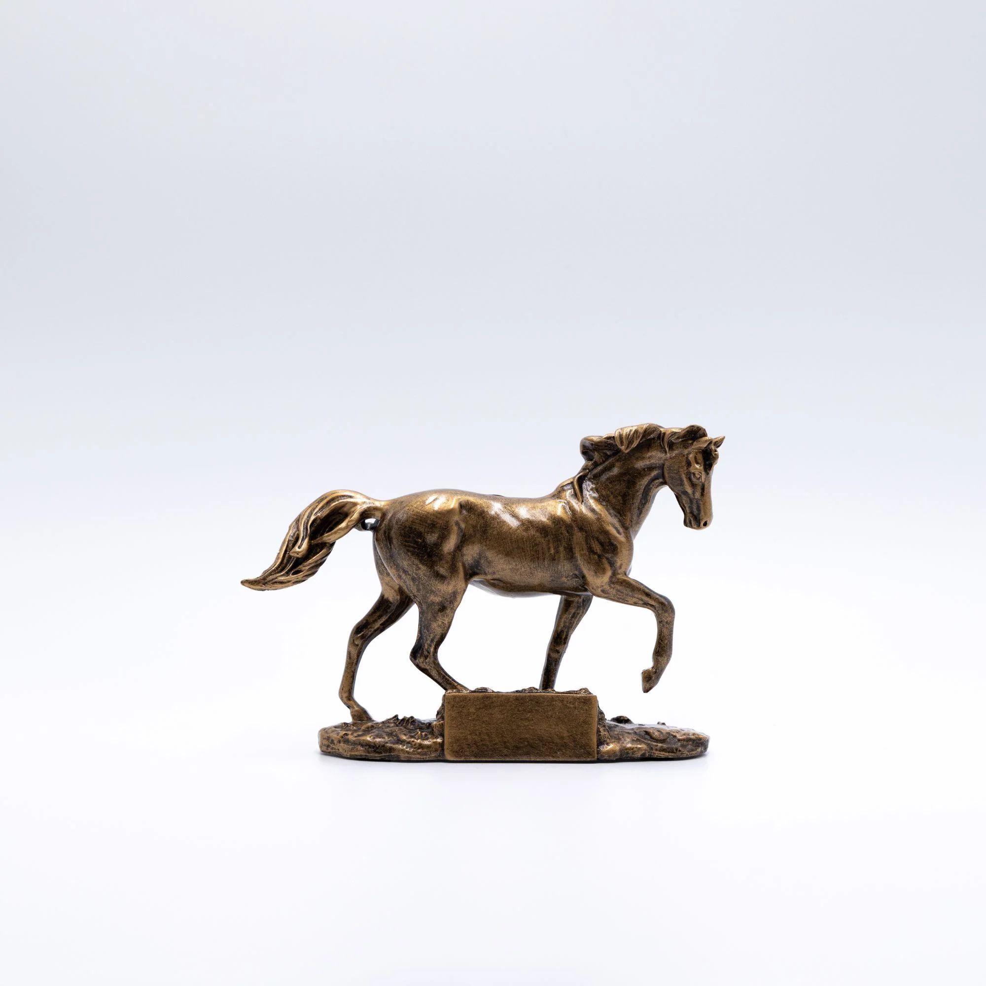Bronzeskulptur af galopperende hest på piedestal