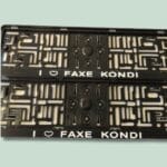 Nummerpladeholder med teksten 'I ❤️ Faxe Kondi'.