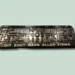 Nummerpladeramme med brugerdefineret tekstmulighed.