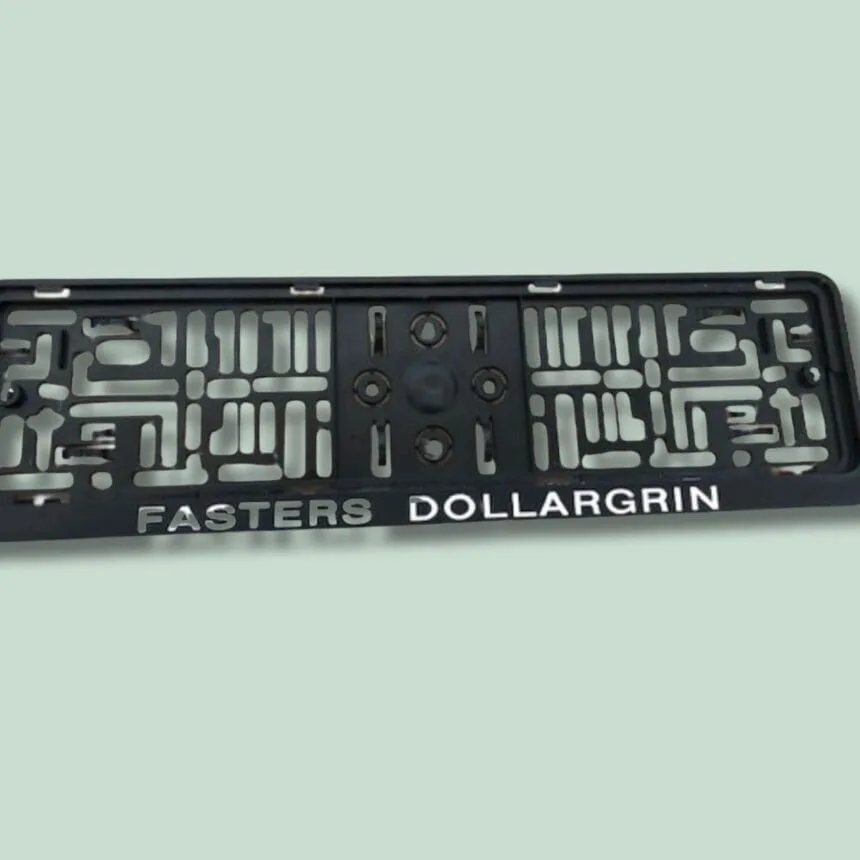 Nummerpladeholder med teksten 'Fasters Dollargrin'