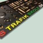 Nummerpladeholder med trafikskole logo på dansk