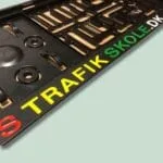 Nummerpladeholder med trafikskole logo på dansk
