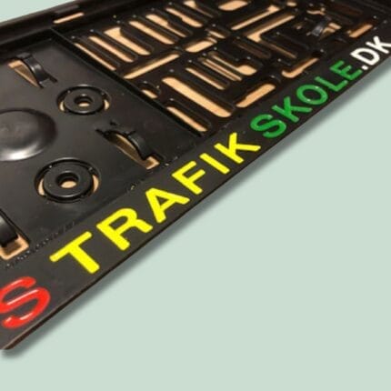 Nummerpladeholder med trafikskole logo på dansk