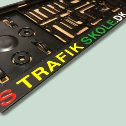 Nummerpladeholder med trafikskole logo på dansk