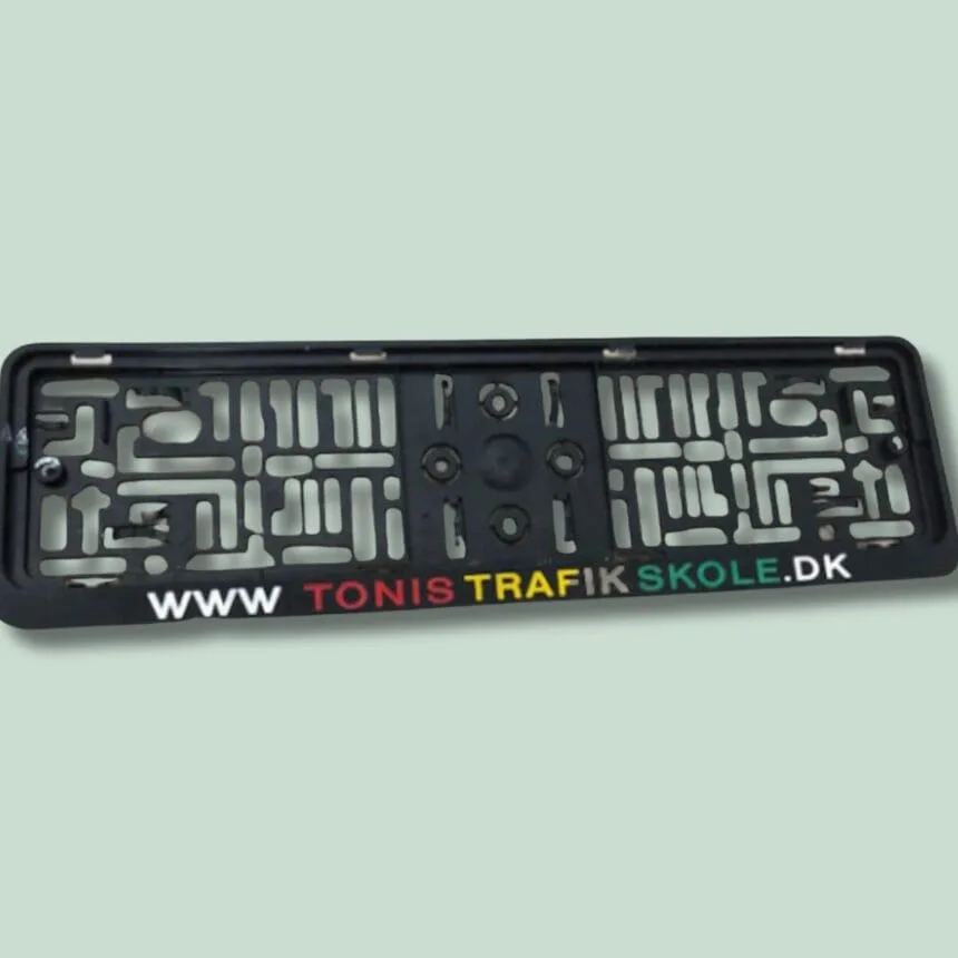 Nummerpladeholder med Tonis Trafikskole website