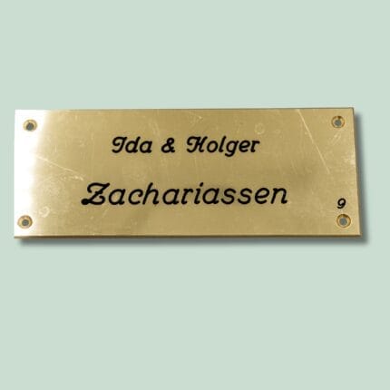Messingskilt med navnene Ida og Holger Zachariassen.