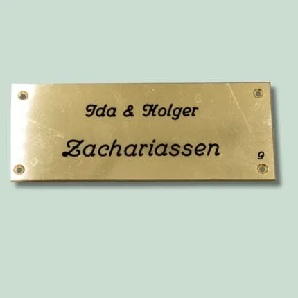Messingskilt med navnene Ida og Holger Zachariassen.
