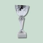 Sølv pokal på marmorbund, minimalistisk design.