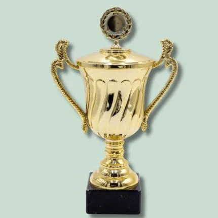 Gylden pokal med låg og håndtag på sokkel.