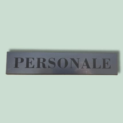 Skilt med teksten 'PERSONALE'.