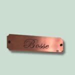 Metalskilt med navnet 'Bosse' indgraveret