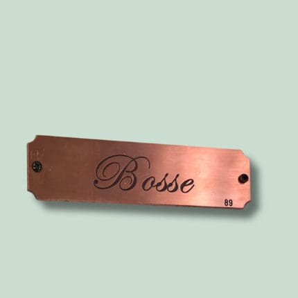 Metalskilt med navnet 'Bosse' indgraveret
