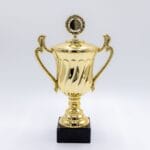 Gylden pokal med låg og dekorative håndtag