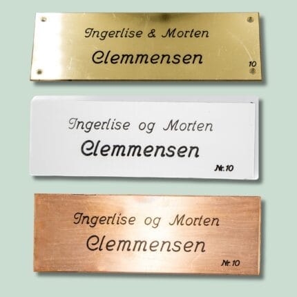 Tre navneskilte med navnene Ingerlise og Morten.