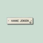 Navneskilt med navnet Hanne Jensen og nummer 13