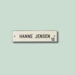 Navneskilt med navnet Hanne Jensen og nummer 13