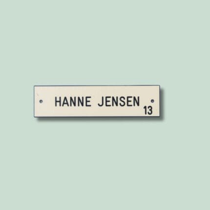 Navneskilt med navnet Hanne Jensen og nummer 13