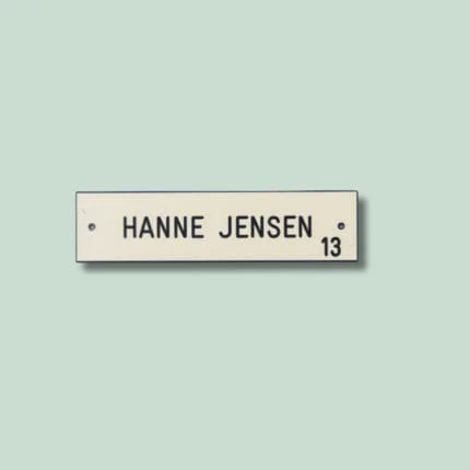 Navneskilt med navnet Hanne Jensen og nummer 13