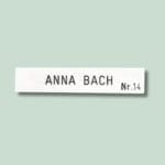 Hvidt navneskilt med teksten Anna Bach, nr. 14