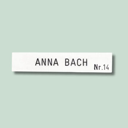 Hvidt navneskilt med teksten Anna Bach, nr. 14