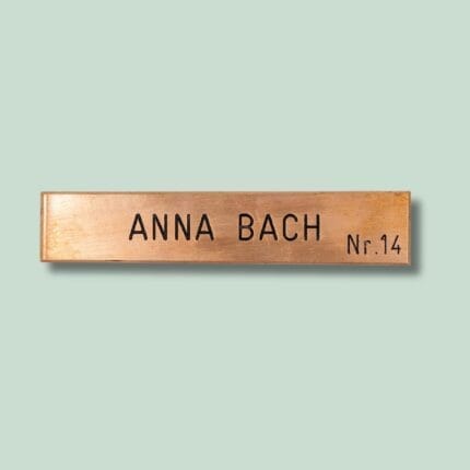 Kobber dørskilt med navn og nummer, Anna Bach Nr.14