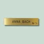Gul dørskilt med tekst 'Anna Bach Nr. 14'.