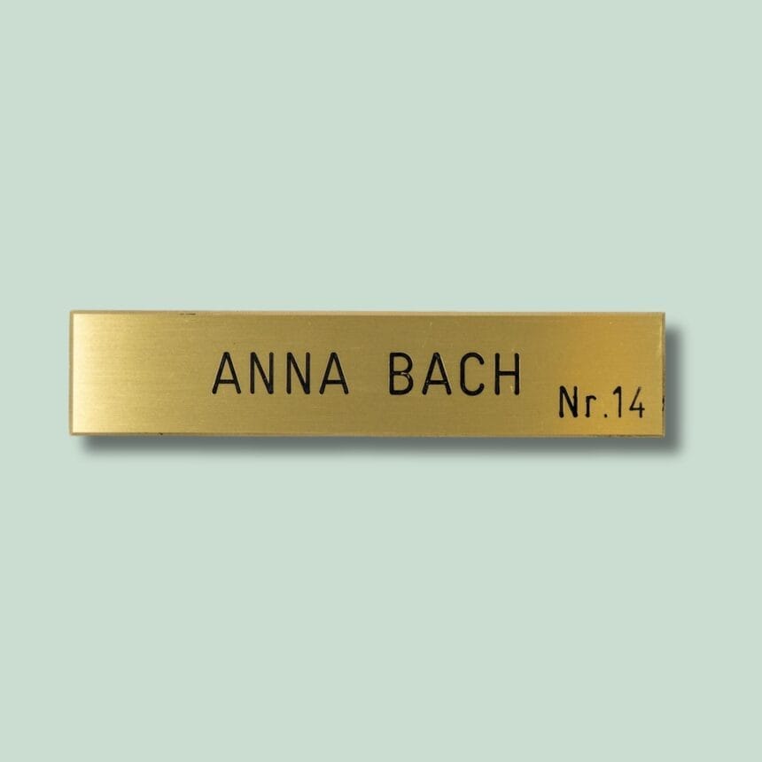 TAVLESKILT 14 -MESSING - GRØN Gul dørskilt med tekst 'Anna Bach Nr. 14'.