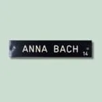 Navneskilt med tekst 'Anna Bach' og tallet 14.