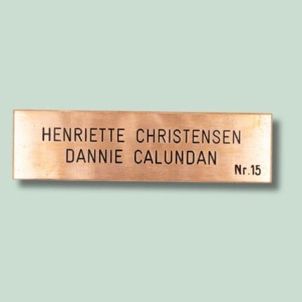Messingskilt med navne og nummer 15