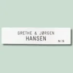 Personlig navneskilt med Grethe og Jørgen Hansen.