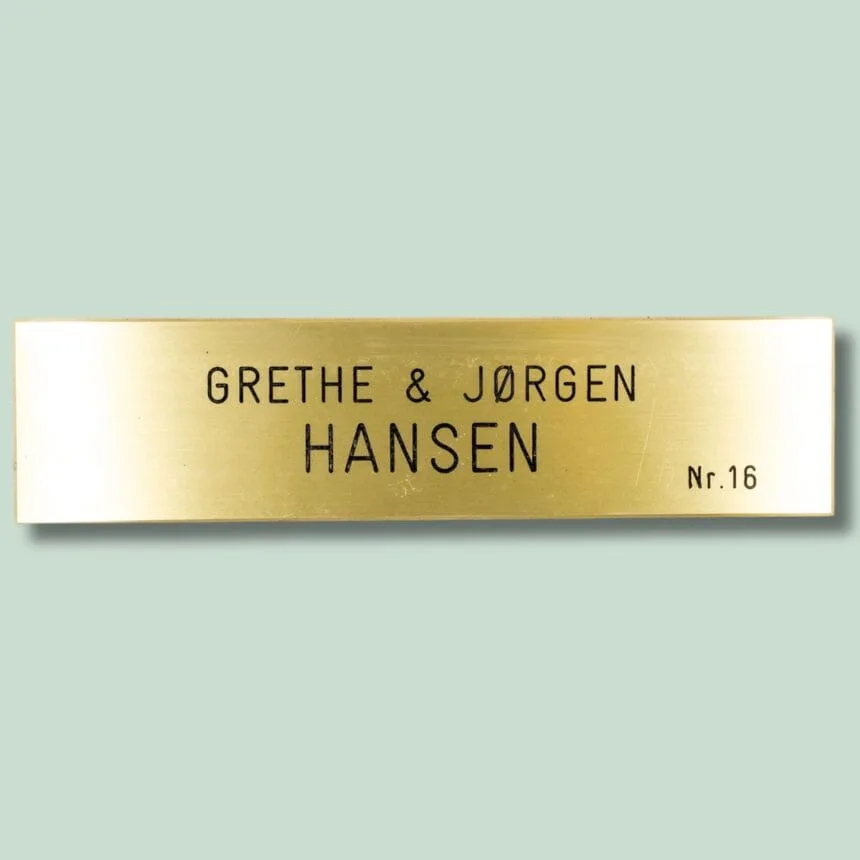 Messing navneskilt til døren, Grethe og Jørgen Hansen
