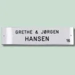 Dørskilt med navnene Grethe og Jørgen Hansen