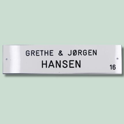 Dørskilt med navnene Grethe og Jørgen Hansen