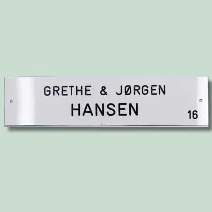 Dørskilt med navnene Grethe og Jørgen Hansen