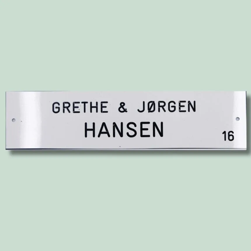 Dørskilt med navnene Grethe og Jørgen Hansen