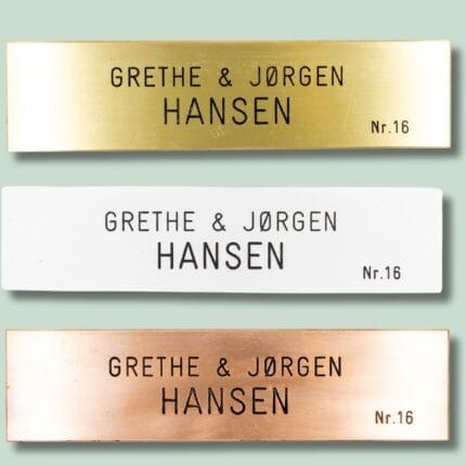 Tre navneskilte i forskellige farver og materialer.