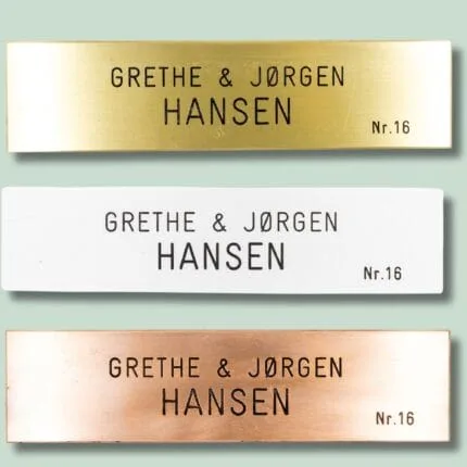 Tre navneskilte i forskellige farver og materialer.