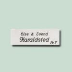 Dørskilt med navnene Else og Svend Haraldsted, Nr. 7