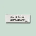 Dørskilt med navnene Else og Svend Haraldsted, Nr. 7