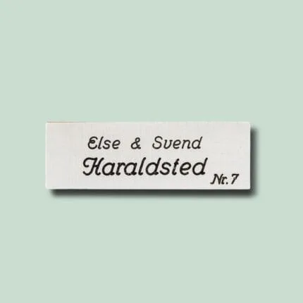 Dørskilt med navnene Else og Svend Haraldsted, Nr. 7