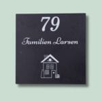 Husnummer 79, Familien Larsen, dørskilt