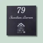Husnummer 79, Familien Larsen, dørskilt