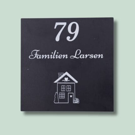 Husnummer 79, Familien Larsen, dørskilt