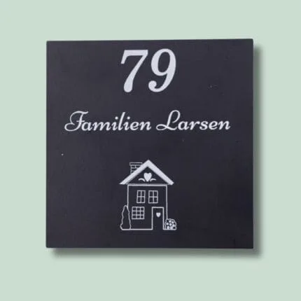 Husnummer 79, Familien Larsen, dørskilt